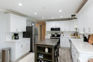 Outdoor Oasis w/ Hot Tub & Pool! Milford Gem - 2