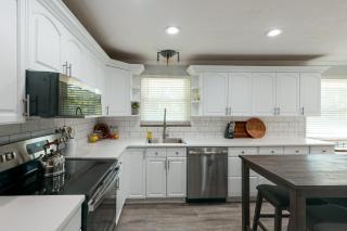Outdoor Oasis w/ Hot Tub & Pool! Milford Gem - 1