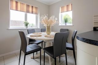 4Bed House/ sleeps 7/parking/ideal for groups - 8