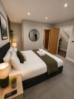 Field View - Spacious 5BR Stay - Sleeps 10 - 4