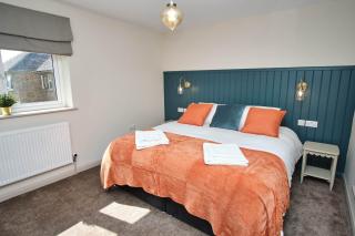 Stylish 4BR House w/parking / Sleeps 8 / Garden - 9