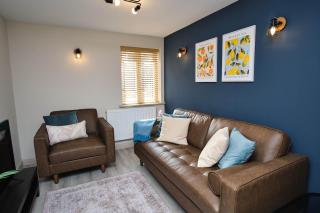 Stylish 4BR House w/parking / Sleeps 8 / Garden - 8