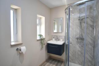 Stylish 4BR House w/parking / Sleeps 8 / Garden - 7