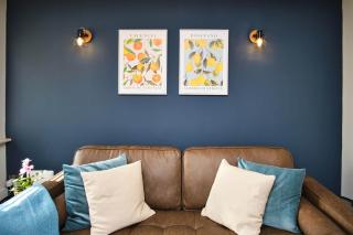 Stylish 4BR House w/parking / Sleeps 8 / Garden - 6