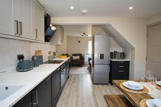 Stylish 4BR House w/parking / Sleeps 8 / Garden - 5