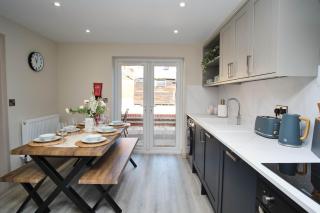 Stylish 4BR House w/parking / Sleeps 8 / Garden - 3