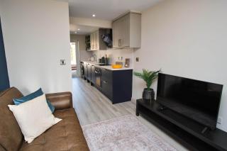 Stylish 4BR House w/parking / Sleeps 8 / Garden - 2