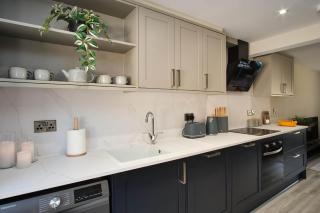 Stylish 4BR House w/parking / Sleeps 8 / Garden - 1