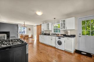 Steps to Beach, Eats & Marina! w/ Charming Patio - 1