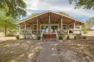 Yard, Deck & Fire Pit: Cedar Creek Reservoir Gem - 0