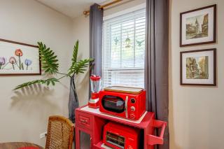 < 1 Mi to Dtwn Texarkana: Couple's Retreat w/ Yard - 3