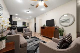 Nest at Hummingbird 3 w King bed free parking Patio - 2