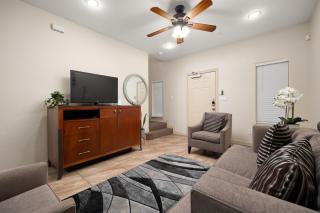 Hummingbird Haven 7 w King bed free parking Patio - 3