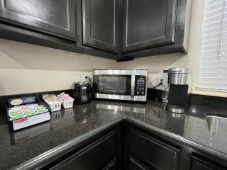 Hummingbird Haven 7 w King bed free parking Patio - 1