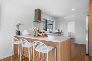 Private Family 4BR Home Near Airport - Sleeps 7 - Free Parking - 8
