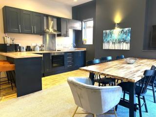 Spacious 3 bed flat / sleeps 8/parking - 9