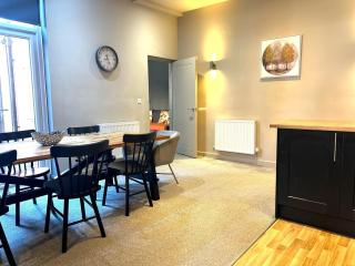 Spacious 3 bed flat / sleeps 8/parking - 8