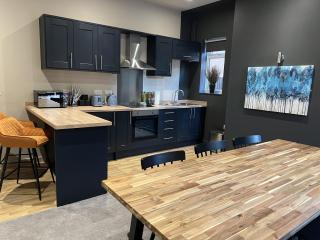 Spacious 3 bed flat / sleeps 8/parking - 1