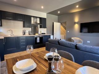 Modern 2 bed apartment / sleeps 6 / Long stay - 8