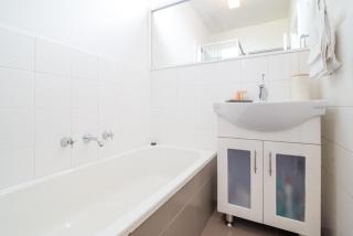 Bright & Modern 2 Bed in St Kilda East - 6