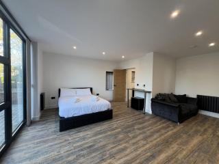 1 Bed Flat w/parking / Near Glenfield Hospital - 0