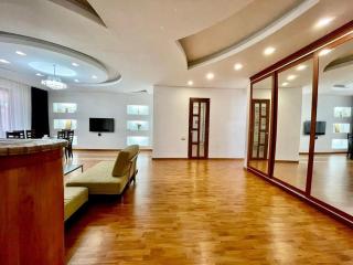 Exclusive North Avenue 2-Bedroom Apartment in the Heart of Yerevan with Balcony & City Views - Jerevan - 1