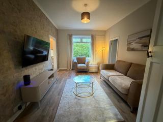 Spacious 3 Bed Home with Parking - Glasgow - 0