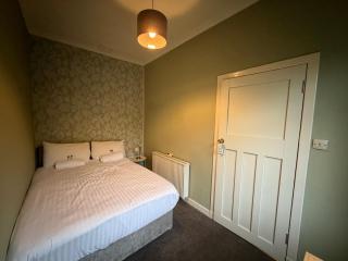 Spacious 3 Bed Home with Parking - Glasgow - 1