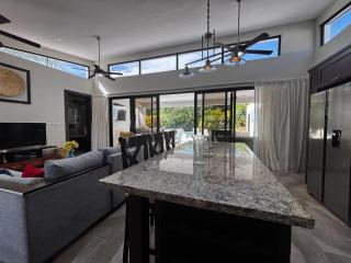 Private, 5 BR, Lg Pool Lawn, Fenced, Secluded - 5