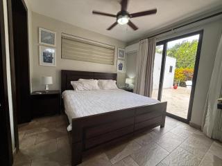 Private, 5 BR, Lg Pool Lawn, Fenced, Secluded - 1