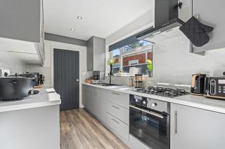 Jameson House - Sleeps 7 - Free Parking - 0
