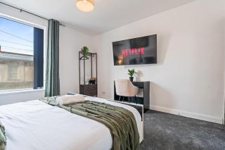 Jameson House - Sleeps 7 - Free Parking - 3