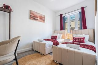 Jameson House - Sleeps 7 - Free Parking - 3