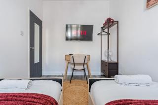 Jameson House - Sleeps 7 - Free Parking - 2