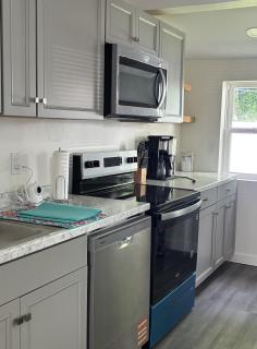 Epic Downtown Bungalow, Luxury King, Private Yard - 3