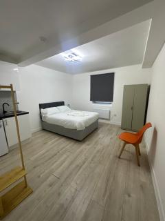 Morden En-Suite Studio Rooms in Raynes Park Wimbledon 1 Minute from Train Station - 9