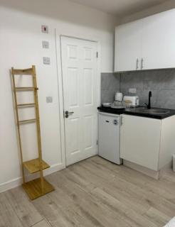 Morden En-Suite Studio Rooms in Raynes Park Wimbledon 1 Minute from Train Station - 8