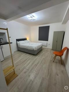 Morden En-Suite Studio Rooms in Raynes Park Wimbledon 1 Minute from Train Station - 6