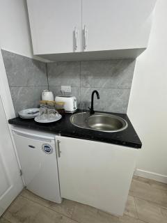 Morden En-Suite Studio Rooms in Raynes Park Wimbledon 1 Minute from Train Station - 5