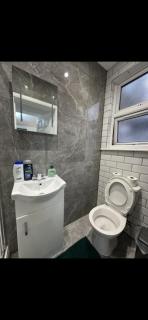 Morden En-Suite Studio Rooms in Raynes Park Wimbledon 1 Minute from Train Station - 4