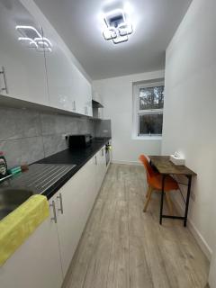 Morden En-Suite Studio Rooms in Raynes Park Wimbledon 1 Minute from Train Station - 2