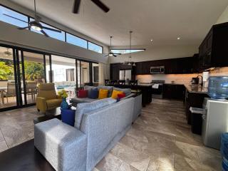 Private 4 BR, Secluded, Lg Pool Lawn, Fenced - 9