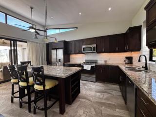 Private 4 BR, Secluded, Lg Pool Lawn, Fenced - 3