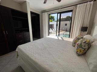 Private 4 BR, Secluded, Lg Pool Lawn, Fenced - 1
