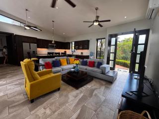 Tropical Escape 3 BR Private Pool lawn Fenced - 2
