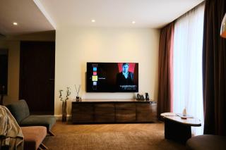 Lush 2 bedroom apartment with Pool Gym Restaurant Bar Lounge and More - 4