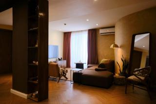 Lush 2 bedroom apartment with Pool Gym Restaurant Bar Lounge and More - 3