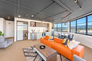 Vibrant 3BR Petone Stay with Foosball & City Views - 3