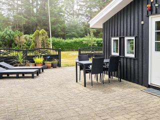 Spacious home for 6 in Lokken - 6