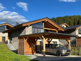 Ski-in ski-out chalet with beautiful view - 9